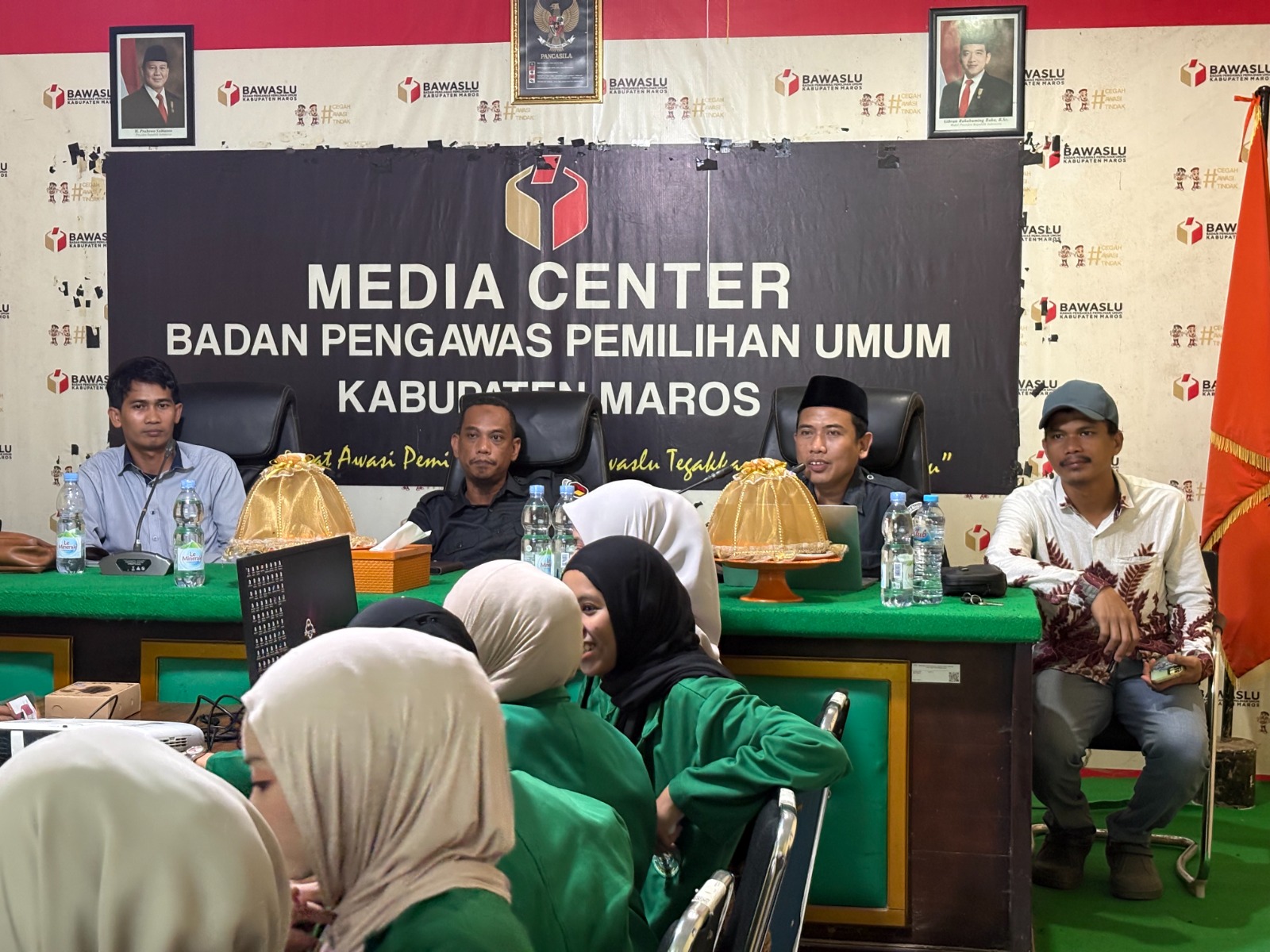 Kunjungan Mahasiswa Program Studi Hukum Keluarga Islam Institut Agama Islam (IAI) DDI Maros disambut Ketua dan Anggota Bawaslu Maros, di ruang Media Center Bawaslu Kabupaten Maros, Senin (22/6/2026). Kegiatan yang bertema Kunjungan Edukatif ini merupakan bagian dari pengembangan pengawasan partisipatif dan tindak lanjut perjanjian kerja sama (PKS) antara Bawaslu Kabupaten Maros dan IAI DD Maros yang berlansung sejak 2022 