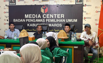 Kunjungan Mahasiswa Program Studi Hukum Keluarga Islam Institut Agama Islam (IAI) DDI Maros disambut Ketua dan Anggota Bawaslu Maros, di ruang Media Center Bawaslu Kabupaten Maros, Senin (22/6/2026). Kegiatan yang bertema Kunjungan Edukatif ini merupakan bagian dari pengembangan pengawasan partisipatif dan tindak lanjut perjanjian kerja sama (PKS) antara Bawaslu Kabupaten Maros dan IAI DD Maros yang berlansung sejak 2022 