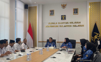 Ketua dan Anggota Bawaslu Kabupaten Maros saat melakukan kunjungan kerja dan audiensi di Kemenkum Sulsel, pada Rabu (17/6/2026). Dalam pertemuan tersebut Kepala Kantor Wilayah Kementerian Hukum Sulawesi Selatan, Andi Basmal didampingi Kepala Divisi Peraturan Perundang-Undangan dan Pembinaan Hukum Kemenkum Sulsel, Heny Widyawati, menerima rombongan Ketua dan Anggota Bawaslu kabupaten Maros 